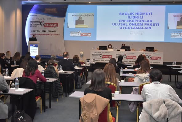 ULUSLARARASI İNFEKSİYON DÜNYASI ÇALIŞTAYI 2022’nin, “İNFEKSİYON KONTROLÜ ve SEPSİSTE YENİLİKLER” ilk oturumunda Prof. Dr. Gül Ruhsar YILMAZ ve Prof. Dr. İftihar KÖKSAL başkanlığında; Dr. Souha KANJ “Nozokomiyal Pnömoniyi Önlemek için Demetler”, Uzm. Hem. Burcu ÇINAR ile Prof. Dr. Gökhan METAN “Nozokomiyal İnfeksiyonların Önlenmesinde “İnfeksiyon Kontrol Demetleri”nin Yeri ve Önemi” ve Doç. Dr. Yasemin ÇAĞ ise “Sepsis: Rehberde Neler Değişti? Ne Yapalım?” sunumlarını gerçekleştirdiler. Oturumda aynı zamanda çalıştay sekreterimiz Uzm. Dr. Gülçin TELLİ DİZMAN gelen e-posterleri özetledi. Bunun yanı sıra Dr. Esra KAYA KILIÇ tarafından sözlü bildiri sunuldu. Oturum 211 katılımla tamamlandı.