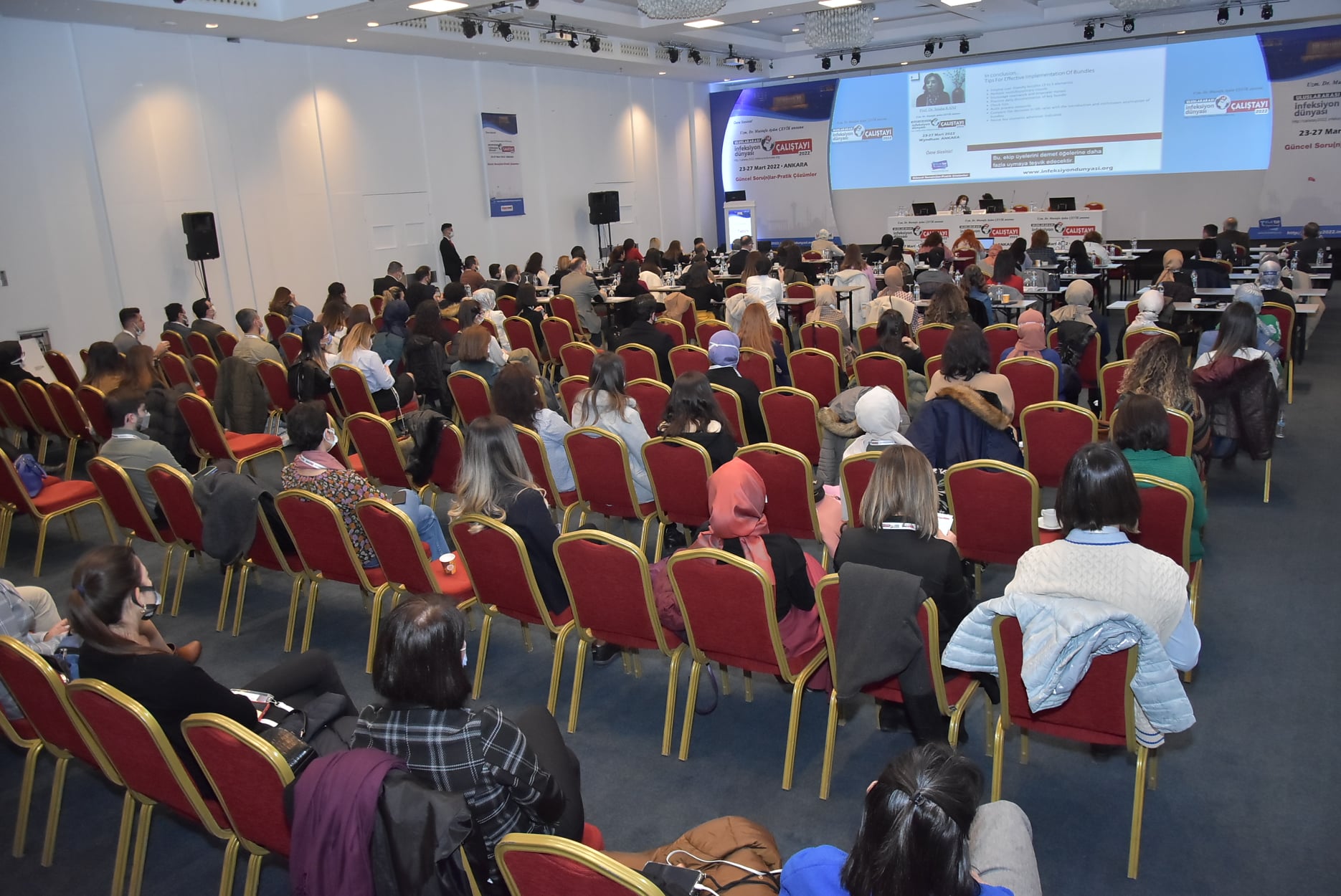 ULUSLARARASI İNFEKSİYON DÜNYASI ÇALIŞTAYI 2022’nin, “İNFEKSİYON KONTROLÜ ve SEPSİSTE YENİLİKLER” ilk oturumunda Prof. Dr. Gül Ruhsar YILMAZ ve Prof. Dr. İftihar KÖKSAL başkanlığında; Dr. Souha KANJ “Nozokomiyal Pnömoniyi Önlemek için Demetler”, Uzm. Hem. Burcu ÇINAR ile Prof. Dr. Gökhan METAN “Nozokomiyal İnfeksiyonların Önlenmesinde “İnfeksiyon Kontrol Demetleri”nin Yeri ve Önemi” ve Doç. Dr. Yasemin ÇAĞ ise “Sepsis: Rehberde Neler Değişti? Ne Yapalım?” sunumlarını gerçekleştirdiler. Oturumda aynı zamanda çalıştay sekreterimiz Uzm. Dr. Gülçin TELLİ DİZMAN gelen e-posterleri özetledi. Bunun yanı sıra Dr. Esra KAYA KILIÇ tarafından sözlü bildiri sunuldu. Oturum 211 katılımla tamamlandı.