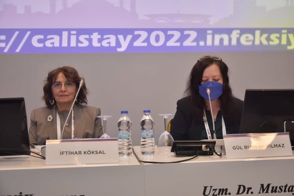 ULUSLARARASI İNFEKSİYON DÜNYASI ÇALIŞTAYI 2022’nin, “İNFEKSİYON KONTROLÜ ve SEPSİSTE YENİLİKLER” ilk oturumunda Prof. Dr. Gül Ruhsar YILMAZ ve Prof. Dr. İftihar KÖKSAL başkanlığında; Dr. Souha KANJ “Nozokomiyal Pnömoniyi Önlemek için Demetler”, Uzm. Hem. Burcu ÇINAR ile Prof. Dr. Gökhan METAN “Nozokomiyal İnfeksiyonların Önlenmesinde “İnfeksiyon Kontrol Demetleri”nin Yeri ve Önemi” ve Doç. Dr. Yasemin ÇAĞ ise “Sepsis: Rehberde Neler Değişti? Ne Yapalım?” sunumlarını gerçekleştirdiler. Oturumda aynı zamanda çalıştay sekreterimiz Uzm. Dr. Gülçin TELLİ DİZMAN gelen e-posterleri özetledi. Bunun yanı sıra Dr. Esra KAYA KILIÇ tarafından sözlü bildiri sunuldu. Oturum 211 katılımla tamamlandı.