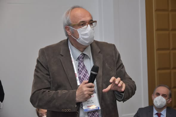ULUSLARARASI İNFEKSİYON DÜNYASI ÇALIŞTAYI 2022’nin, “İNFEKSİYON KONTROLÜ ve SEPSİSTE YENİLİKLER” ilk oturumunda Prof. Dr. Gül Ruhsar YILMAZ ve Prof. Dr. İftihar KÖKSAL başkanlığında; Dr. Souha KANJ “Nozokomiyal Pnömoniyi Önlemek için Demetler”, Uzm. Hem. Burcu ÇINAR ile Prof. Dr. Gökhan METAN “Nozokomiyal İnfeksiyonların Önlenmesinde “İnfeksiyon Kontrol Demetleri”nin Yeri ve Önemi” ve Doç. Dr. Yasemin ÇAĞ ise “Sepsis: Rehberde Neler Değişti? Ne Yapalım?” sunumlarını gerçekleştirdiler. Oturumda aynı zamanda çalıştay sekreterimiz Uzm. Dr. Gülçin TELLİ DİZMAN gelen e-posterleri özetledi. Bunun yanı sıra Dr. Esra KAYA KILIÇ tarafından sözlü bildiri sunuldu. Oturum 211 katılımla tamamlandı.