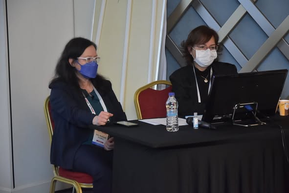 ULUSLARARASI İNFEKSİYON DÜNYASI ÇALIŞTAYI 2022’nin, “DİRENÇLİ MİKROORGANİZMALAR; TEDAVİDE YAŞANAN GÜÇLÜKLER” oturumu Prof. Dr. Dilek ARMAN’nın başkanlığında yapıldı. Oturumda Prof. Dr. Mesut YILMAZ “Gram-negatif Bakteriler”, Doç. Dr. Süda TEKİN “Kandida İnfeksiyonları” ve Prof. Dr. Zekaver ODABAŞI “Aspergillus İnfeksiyonları” konularını anlattılar. Oturumda aynı zamanda Öğr. Gör. Dr. Ezgi GÜLTEN gelen e-posterleri özetledi. Bunun yanı sıra Dr. Esra KAYA KILIÇ ve Prof. Dr. Salih CESUR tarafından sözlü bildiriler sunuldu. Oturum 265 katılımla tamamlandı