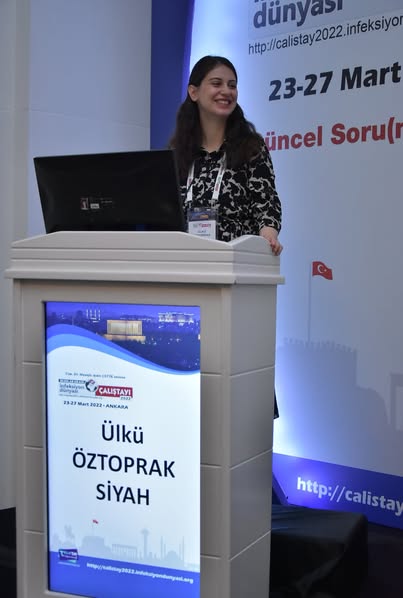 ULUSLARARASI İNFEKSİYON DÜNYASI ÇALIŞTAYI 2022’nin ikinci gününde, “HIV/AIDS-1” oturumu Prof. Dr. Serhat ÜNAL’ın başkanlığında yapıldı. Oturumda Dr. Yazdan YAZDANPANAH “COVID-19 Salgınında HIV ile İlgili Hangi Sorunlar Yaşandı?”, Doç. Dr. Tülin DEMİR, Doç. Dr. Elif TÜKENMEZ TİGEN, Prof. Dr. Selçuk KAYA, Prof. Dr. İlkay KARAOĞLAN “COVID-19 Salgınında HIV Tanı, Takip ve Tedavisinde Sahada Yaşanan Sorunlar”, Prof. Dr. Özlem ALTUNTAŞ AYDIN ise “Kür Mümkün mü?” konularını anlattılar. Oturumda aynı zamanda Dr. Öğr. Üyesi Yeşim YILDIZ gelen e-posterleri özetledi. Bunun yanı sıra Uzm. Dr. Ülkü ÖZTOPRAK SİYAH tarafından sözlü bildiri sunuldu. Oturum  198 katılımla tamamlandı