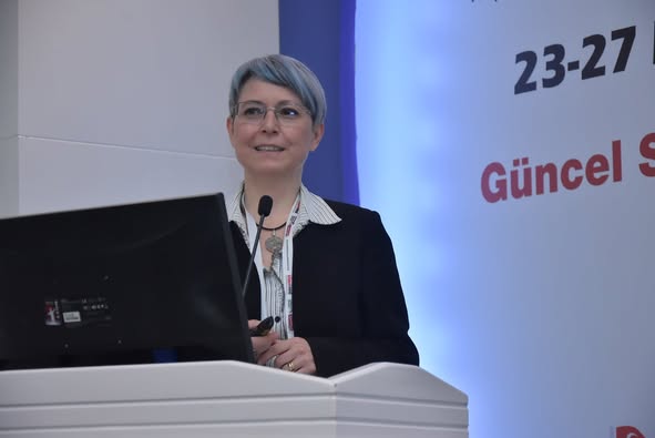 ULUSLARARASI İNFEKSİYON DÜNYASI ÇALIŞTAYI 2022’nin “ZOR OLGULAR EŞLİĞİNDE SİSTEMİK İNFEKSİYONLAR” oturumu Prof. Dr. Ömrüm UZUN’nun başkanlığında yapıldı. Prof. Dr. Neşe SALTOĞLU ve Prof. Dr. Mazhar TOKGÖZOĞLU’nun “Protez İnfeksiyonları”, Prof. Dr. Vildan AVKAN OĞUZ ve Prof. Dr. Bahadır GÜLTEKİN’nin “Endokardit” sunumlarının gerçekleştirildiği oturumda aynı zamanda Asist. Dr. Elif AYDIN ve Dr. Hayriye AŞÇI tarafından sözlü bildiriler sunuldu. Oturum 249 Katılımla tamamlandı