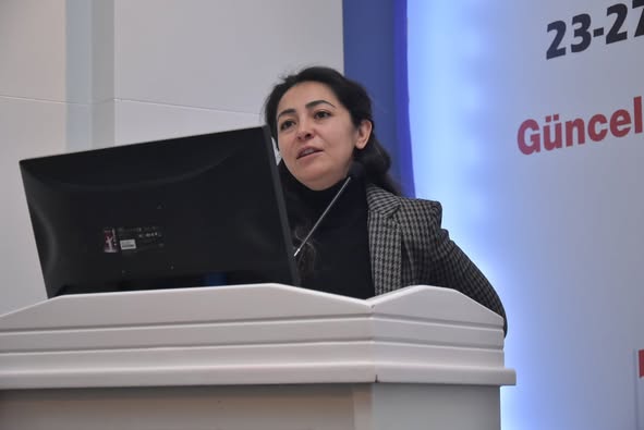 ULUSLARARASI İNFEKSİYON DÜNYASI ÇALIŞTAYI 2022’nin, “İNFEKSİYON KONTROLÜ ve SEPSİSTE YENİLİKLER” ilk oturumunda Prof. Dr. Gül Ruhsar YILMAZ ve Prof. Dr. İftihar KÖKSAL başkanlığında; Dr. Souha KANJ “Nozokomiyal Pnömoniyi Önlemek için Demetler”, Uzm. Hem. Burcu ÇINAR ile Prof. Dr. Gökhan METAN “Nozokomiyal İnfeksiyonların Önlenmesinde “İnfeksiyon Kontrol Demetleri”nin Yeri ve Önemi” ve Doç. Dr. Yasemin ÇAĞ ise “Sepsis: Rehberde Neler Değişti? Ne Yapalım?” sunumlarını gerçekleştirdiler. Oturumda aynı zamanda çalıştay sekreterimiz Uzm. Dr. Gülçin TELLİ DİZMAN gelen e-posterleri özetledi. Bunun yanı sıra Dr. Esra KAYA KILIÇ tarafından sözlü bildiri sunuldu. Oturum 211 katılımla tamamlandı.