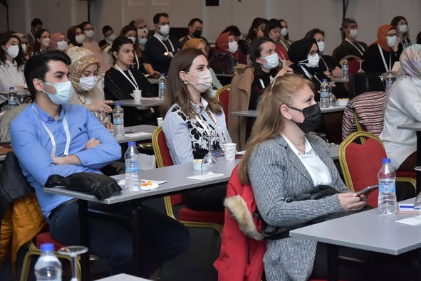 ULUSLARARASI İNFEKSİYON DÜNYASI ÇALIŞTAYI 2022’nin ikinci gününde, “HIV/AIDS-1” oturumu Prof. Dr. Serhat ÜNAL’ın başkanlığında yapıldı. Oturumda Dr. Yazdan YAZDANPANAH “COVID-19 Salgınında HIV ile İlgili Hangi Sorunlar Yaşandı?”, Doç. Dr. Tülin DEMİR, Doç. Dr. Elif TÜKENMEZ TİGEN, Prof. Dr. Selçuk KAYA, Prof. Dr. İlkay KARAOĞLAN “COVID-19 Salgınında HIV Tanı, Takip ve Tedavisinde Sahada Yaşanan Sorunlar”, Prof. Dr. Özlem ALTUNTAŞ AYDIN ise “Kür Mümkün mü?” konularını anlattılar. Oturumda aynı zamanda Dr. Öğr. Üyesi Yeşim YILDIZ gelen e-posterleri özetledi. Bunun yanı sıra Uzm. Dr. Ülkü ÖZTOPRAK SİYAH tarafından sözlü bildiri sunuldu. Oturum  198 katılımla tamamlandı
