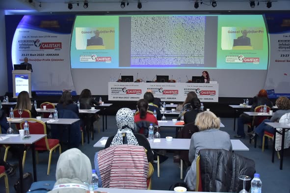 ULUSLARARASI İNFEKSİYON DÜNYASI ÇALIŞTAYI 2022’nin üçüncü gününde, “DÜNDEN BUGÜNE FEBRİL NÖTROPENİ VE ATEŞ” oturumu Prof. Dr. Necla TÜLEK’in başkanlığında ve Prof. Dr. Murat AKOVA’nın sunumuyla gerçekleşti.