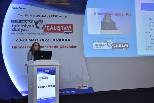 ULUSLARARASI İNFEKSİYON DÜNYASI ÇALIŞTAYI 2022’nin üçüncü gününde, “YENİ İMMÜNSÜPRESİF AJANLAR ve İNFEKSİYON HASTALIKLARI” oturumu Prof. Dr. Mustafa ERTEK, Prof. Dr. Canan AĞALAR başkanlığında yapıldı. Oturumda Prof. Dr. Şükran ERTEN “Romatolojide İmmünsüpresif Tedavi”, Prof. Dr. D. Deniz DEMİRSEREN “Dermatolojide İmmünsüpresif Tedavi” ve Prof. Dr. Behice KURTARAN ise “İnfeksiyon Profilaksisi” konularını anlattılar. 