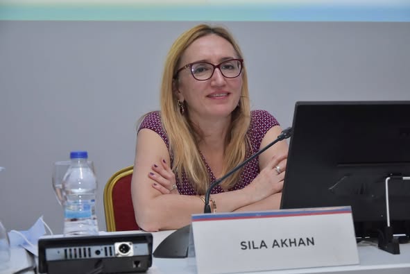 ULUSLARARASI İNFEKSİYON DÜNYASI ÇALIŞTAYI 2022’nin üçüncü gününde, “VİRAL HEPATİTLERE GÜNCEL BAKIŞ” oturumu Prof. Dr. Sıla AKHAN başkanlığında yapıldı. Oturumda Dr. Öğr. Üyesi Meliha Çağla SÖNMEZER “Hepatit B'de Kür Mümkün mü?”, Prof. Dr. Mustafa Kemal ÇELEN “Delta Hepatiti” ve Prof. Dr. Ayhan AKBULUT “Hepatit E” konularını anlattılar. 