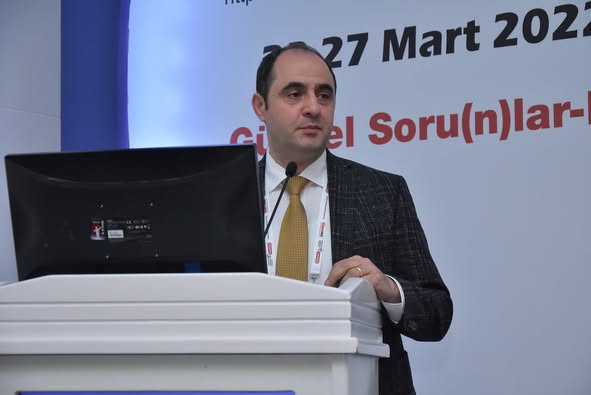 ULUSLARARASI İNFEKSİYON DÜNYASI ÇALIŞTAYI 2022’nin üçüncü gününde, “VİRAL HEPATİTLERE GÜNCEL BAKIŞ” oturumu Prof. Dr. Sıla AKHAN başkanlığında yapıldı. Oturumda Dr. Öğr. Üyesi Meliha Çağla SÖNMEZER “Hepatit B'de Kür Mümkün mü?”, Prof. Dr. Mustafa Kemal ÇELEN “Delta Hepatiti” ve Prof. Dr. Ayhan AKBULUT “Hepatit E” konularını anlattılar. 