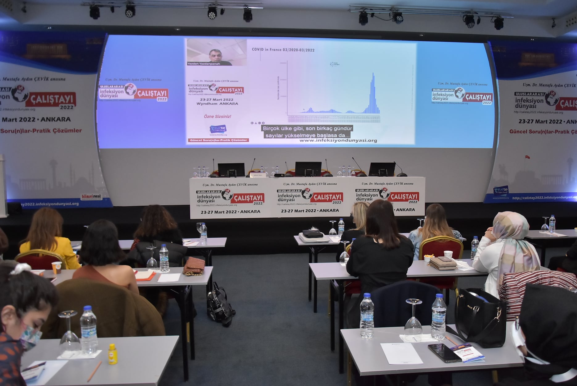 ULUSLARARASI İNFEKSİYON DÜNYASI ÇALIŞTAYI 2022’nin ikinci gününde, “HIV/AIDS-1” oturumu Prof. Dr. Serhat ÜNAL’ın başkanlığında yapıldı. Oturumda Dr. Yazdan YAZDANPANAH “COVID-19 Salgınında HIV ile İlgili Hangi Sorunlar Yaşandı?”, Doç. Dr. Tülin DEMİR, Doç. Dr. Elif TÜKENMEZ TİGEN, Prof. Dr. Selçuk KAYA, Prof. Dr. İlkay KARAOĞLAN “COVID-19 Salgınında HIV Tanı, Takip ve Tedavisinde Sahada Yaşanan Sorunlar”, Prof. Dr. Özlem ALTUNTAŞ AYDIN ise “Kür Mümkün mü?” konularını anlattılar. Oturumda aynı zamanda Dr. Öğr. Üyesi Yeşim YILDIZ gelen e-posterleri özetledi. Bunun yanı sıra Uzm. Dr. Ülkü ÖZTOPRAK SİYAH tarafından sözlü bildiri sunuldu. Oturum  198 katılımla tamamlandı