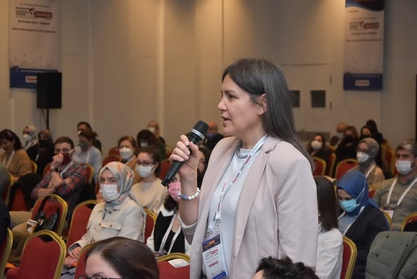 ULUSLARARASI İNFEKSİYON DÜNYASI ÇALIŞTAYI 2022’nin “ZOR OLGULAR EŞLİĞİNDE SİSTEMİK İNFEKSİYONLAR” oturumu Prof. Dr. Ömrüm UZUN’nun başkanlığında yapıldı. Prof. Dr. Neşe SALTOĞLU ve Prof. Dr. Mazhar TOKGÖZOĞLU’nun “Protez İnfeksiyonları”, Prof. Dr. Vildan AVKAN OĞUZ ve Prof. Dr. Bahadır GÜLTEKİN’nin “Endokardit” sunumlarının gerçekleştirildiği oturumda aynı zamanda Asist. Dr. Elif AYDIN ve Dr. Hayriye AŞÇI tarafından sözlü bildiriler sunuldu. Oturum 249 Katılımla tamamlandı