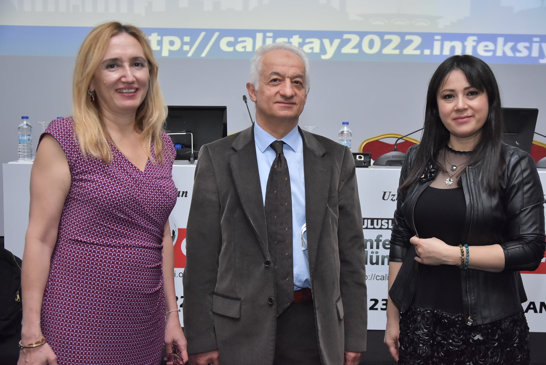 ULUSLARARASI İNFEKSİYON DÜNYASI ÇALIŞTAYI 2022’nin üçüncü gününde, “VİRAL HEPATİTLERE GÜNCEL BAKIŞ” oturumu Prof. Dr. Sıla AKHAN başkanlığında yapıldı. Oturumda Dr. Öğr. Üyesi Meliha Çağla SÖNMEZER “Hepatit B'de Kür Mümkün mü?”, Prof. Dr. Mustafa Kemal ÇELEN “Delta Hepatiti” ve Prof. Dr. Ayhan AKBULUT “Hepatit E” konularını anlattılar. 