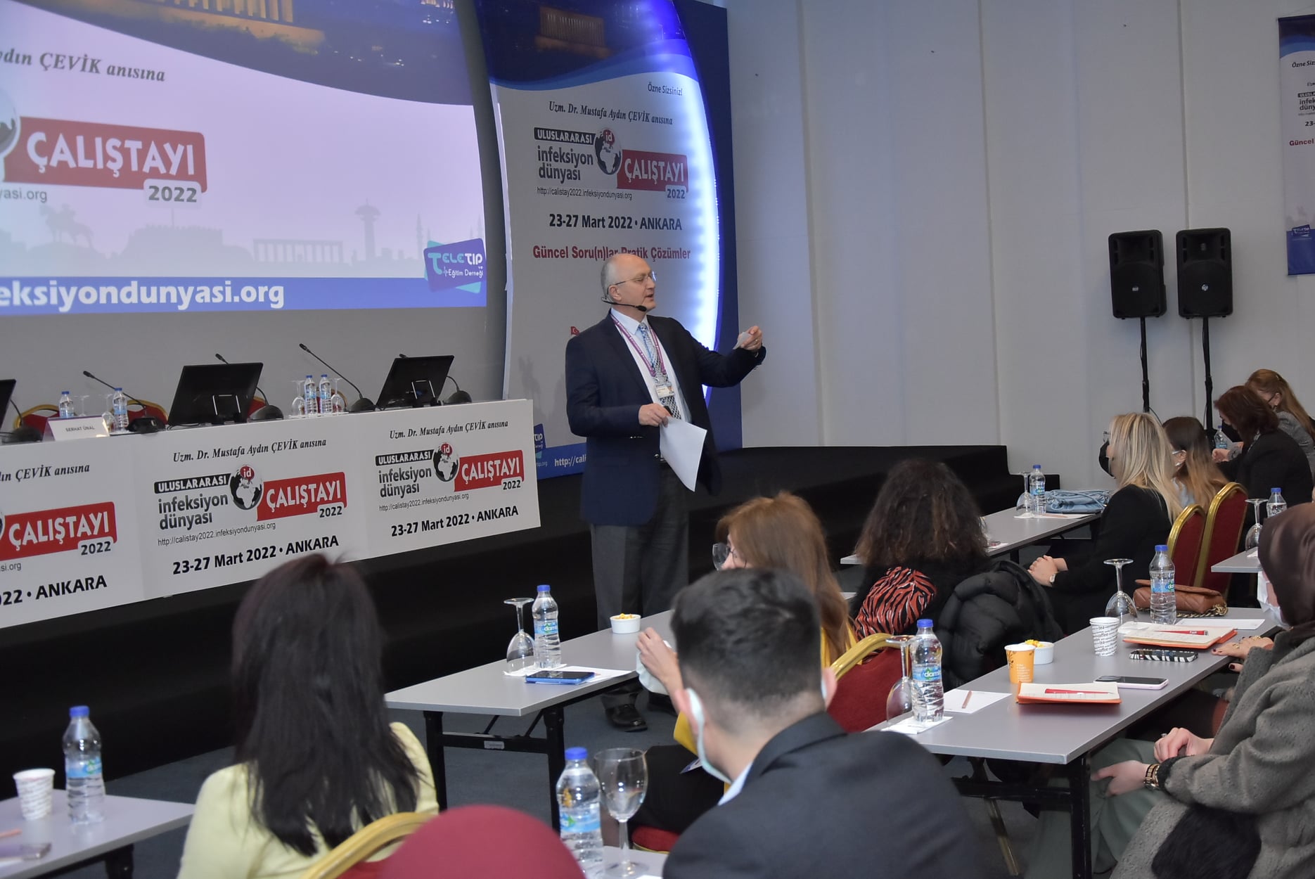 ULUSLARARASI İNFEKSİYON DÜNYASI ÇALIŞTAYI 2022’nin ikinci gününde, “HIV/AIDS-1” oturumu Prof. Dr. Serhat ÜNAL’ın başkanlığında yapıldı. Oturumda Dr. Yazdan YAZDANPANAH “COVID-19 Salgınında HIV ile İlgili Hangi Sorunlar Yaşandı?”, Doç. Dr. Tülin DEMİR, Doç. Dr. Elif TÜKENMEZ TİGEN, Prof. Dr. Selçuk KAYA, Prof. Dr. İlkay KARAOĞLAN “COVID-19 Salgınında HIV Tanı, Takip ve Tedavisinde Sahada Yaşanan Sorunlar”, Prof. Dr. Özlem ALTUNTAŞ AYDIN ise “Kür Mümkün mü?” konularını anlattılar. Oturumda aynı zamanda Dr. Öğr. Üyesi Yeşim YILDIZ gelen e-posterleri özetledi. Bunun yanı sıra Uzm. Dr. Ülkü ÖZTOPRAK SİYAH tarafından sözlü bildiri sunuldu. Oturum  198 katılımla tamamlandı