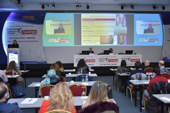 ULUSLARARASI İNFEKSİYON DÜNYASI ÇALIŞTAYI 2022’nin üçüncü gününde, “YENİ İMMÜNSÜPRESİF AJANLAR ve İNFEKSİYON HASTALIKLARI” oturumu Prof. Dr. Mustafa ERTEK, Prof. Dr. Canan AĞALAR başkanlığında yapıldı. Oturumda Prof. Dr. Şükran ERTEN “Romatolojide İmmünsüpresif Tedavi”, Prof. Dr. D. Deniz DEMİRSEREN “Dermatolojide İmmünsüpresif Tedavi” ve Prof. Dr. Behice KURTARAN ise “İnfeksiyon Profilaksisi” konularını anlattılar. 