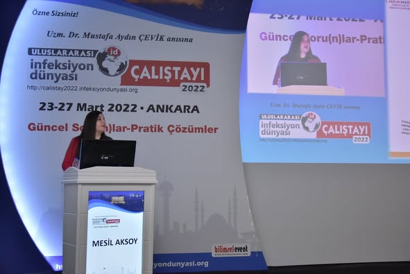 ULUSLARARASI İNFEKSİYON DÜNYASI ÇALIŞTAYI 2022’nin dördüncü gününün ilk oturumu “PANDEMİ GÖLGESİNDE AKILCI ANTİBİYOTİK KULLANIMI” Prof. Dr. Emine Alp MEŞE ve Prof. Dr. Elif ŞEN’in başkanlığında; Uzm. Ecz. Mesil AKSOY ve Prof. Dr. Ayşegül ULU KILIÇ’ın sunumlarıyla gerçekleşti.
