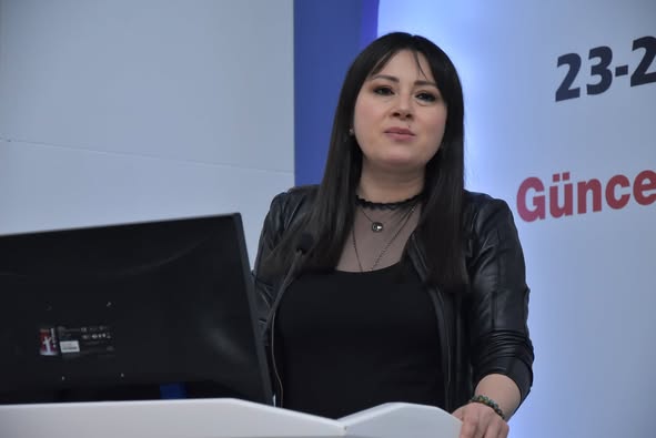 ULUSLARARASI İNFEKSİYON DÜNYASI ÇALIŞTAYI 2022’nin üçüncü gününde, “VİRAL HEPATİTLERE GÜNCEL BAKIŞ” oturumu Prof. Dr. Sıla AKHAN başkanlığında yapıldı. Oturumda Dr. Öğr. Üyesi Meliha Çağla SÖNMEZER “Hepatit B'de Kür Mümkün mü?”, Prof. Dr. Mustafa Kemal ÇELEN “Delta Hepatiti” ve Prof. Dr. Ayhan AKBULUT “Hepatit E” konularını anlattılar. 