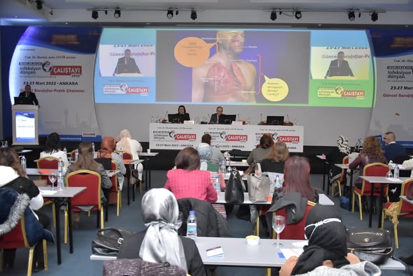 ULUSLARARASI İNFEKSİYON DÜNYASI ÇALIŞTAYI 2022’nin dördüncü gününün, “PANDEMİ GÖLGESİNDE SOLUNUM YOLU İNFEKSİYONLARI” oturumu Prof. Dr. Ergin ÇİFTÇİ ve Doç. Dr. Serhat BİRENGEL’in başkanlığında; Prof. Dr. Hasan TEZER “Üst Solunum Yolu İnfeksiyonları” ve Doç. Dr. Bircan KAYAASLAN’ın “Alt Solunum Yolu İnfeksiyonları”sunumlarıyla gerçekleşti. 