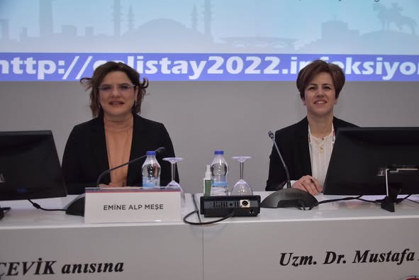 ULUSLARARASI İNFEKSİYON DÜNYASI ÇALIŞTAYI 2022’nin dördüncü gününün ilk oturumu “PANDEMİ GÖLGESİNDE AKILCI ANTİBİYOTİK KULLANIMI” Prof. Dr. Emine Alp MEŞE ve Prof. Dr. Elif ŞEN’in başkanlığında; Uzm. Ecz. Mesil AKSOY ve Prof. Dr. Ayşegül ULU KILIÇ’ın sunumlarıyla gerçekleşti.