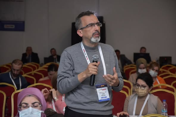 ULUSLARARASI İNFEKSİYON DÜNYASI ÇALIŞTAYI 2022’nin dördüncü gününün, “SOLUNUM YOLU İNFEKSİYONLARI ve PROBİYOTİKLER” oturumu Prof. Dr. Nurhayat SAYDAM ve Prof. Dr. Meltem YALINAY’ın başkanlığında yapıldı. Oturumda Prof. Dr. Meltem YALINAY “Oral Mikrobiyom ve Probiyotikler”, Prof. Dr. İbrahim Murat HİRFANOĞLU “Üst Solunum Yolu İnfeksiyonları ve Probiyotikler” ve Dr. Öğr. Üyesi Tuğçe HÜRKAL “Alt Solunum Yolu İnfeksiyonları ve Probiyotikler” konularını anlattılar