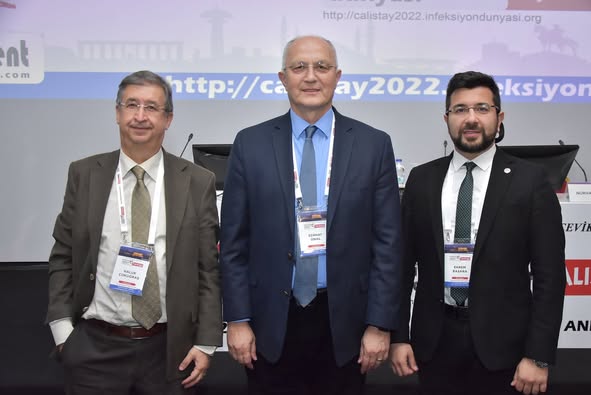 ULUSLARARASI İNFEKSİYON DÜNYASI ÇALIŞTAYI 2022’nin dördüncü gününün, “AŞI İLE ÖNLENEBİLEN SOLUNUM YOLU İNFEKSİYONLARI” oturumu Prof. Dr. Serhat ÜNAL ve Dr. Ekrem BAŞARA’nın başkanlığında; Prof. Dr. Haluk ÇOKUĞRAŞ “COVID-19, İnfluenza ve RSV” ve Doç. Dr. Lale ÖZIŞIK’ın “Boğmaca ve Pnömokok” sunumlarıyla gerçekleşti. 