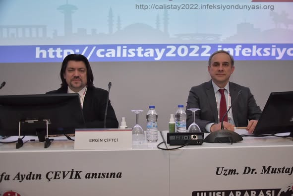 ULUSLARARASI İNFEKSİYON DÜNYASI ÇALIŞTAYI 2022’nin dördüncü gününün, “PANDEMİ GÖLGESİNDE SOLUNUM YOLU İNFEKSİYONLARI” oturumu Prof. Dr. Ergin ÇİFTÇİ ve Doç. Dr. Serhat BİRENGEL’in başkanlığında; Prof. Dr. Hasan TEZER “Üst Solunum Yolu İnfeksiyonları” ve Doç. Dr. Bircan KAYAASLAN’ın “Alt Solunum Yolu İnfeksiyonları”sunumlarıyla gerçekleşti. 