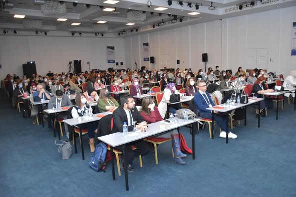 ULUSLARARASI İNFEKSİYON DÜNYASI ÇALIŞTAYI 2022’nin dördüncü gününün, “PANDEMİ GÖLGESİNDE SOLUNUM YOLU İNFEKSİYONLARI” oturumu Prof. Dr. Ergin ÇİFTÇİ ve Doç. Dr. Serhat BİRENGEL’in başkanlığında; Prof. Dr. Hasan TEZER “Üst Solunum Yolu İnfeksiyonları” ve Doç. Dr. Bircan KAYAASLAN’ın “Alt Solunum Yolu İnfeksiyonları”sunumlarıyla gerçekleşti. 