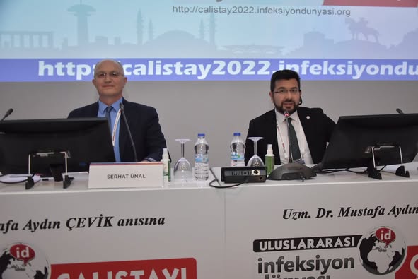 ULUSLARARASI İNFEKSİYON DÜNYASI ÇALIŞTAYI 2022’nin dördüncü gününün, “AŞI İLE ÖNLENEBİLEN SOLUNUM YOLU İNFEKSİYONLARI” oturumu Prof. Dr. Serhat ÜNAL ve Dr. Ekrem BAŞARA’nın başkanlığında; Prof. Dr. Haluk ÇOKUĞRAŞ “COVID-19, İnfluenza ve RSV” ve Doç. Dr. Lale ÖZIŞIK’ın “Boğmaca ve Pnömokok” sunumlarıyla gerçekleşti. 