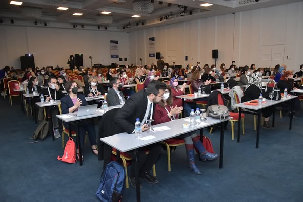 ULUSLARARASI İNFEKSİYON DÜNYASI ÇALIŞTAYI 2022’nin dördüncü gününün, “AŞI İLE ÖNLENEBİLEN SOLUNUM YOLU İNFEKSİYONLARI” oturumu Prof. Dr. Serhat ÜNAL ve Dr. Ekrem BAŞARA’nın başkanlığında; Prof. Dr. Haluk ÇOKUĞRAŞ “COVID-19, İnfluenza ve RSV” ve Doç. Dr. Lale ÖZIŞIK’ın “Boğmaca ve Pnömokok” sunumlarıyla gerçekleşti. 