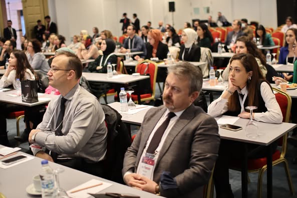 İNFEKSİYON DÜNYASI ÇALIŞTAYI 2023, saygı duruşu ve İstiklal Marşımızın ardından Prof. Dr. Serhat ÜNAL ve Prof. Dr. Erdal AKALIN’nın açılış konuşmalarıyla 2 Mart 2023, Perşembe günü saat 09.00’da Wyndham Otel, Ankara’da başladı. 