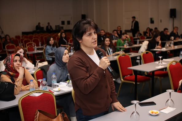 İNFEKSİYON DÜNYASI ÇALIŞTAYI 2023’ün “İNFEKSİYON HASTALIKLARININ YENİ YÜZYILI” oturumunda Prof. Dr. Necla TÜLEK’in başkanlığında, Prof. Dr. Ahmet BAŞUSTAOĞLU “Salgınlar Nereye Gidecek?”, Prof. Dr. Barış OTLU “Tanıda Gelecekten Beklentiler” ve Prof. Dr. Necla TÜLEK “Tedavide Gelecekten Beklentiler”sunumlarını gerçekleştirdiler.