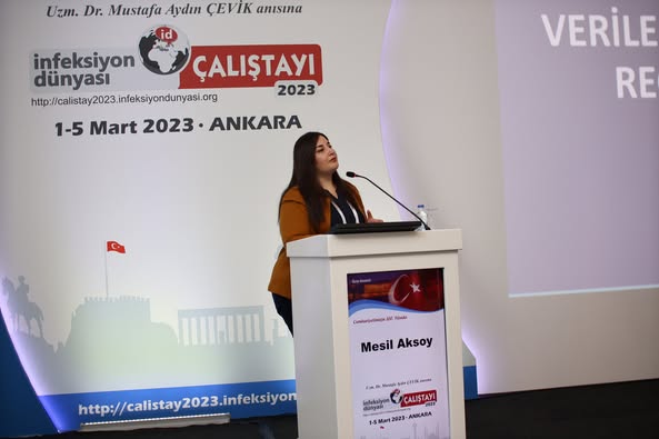 İNFEKSİYON DÜNYASI ÇALIŞTAYI 2023’ün “AKILCI ANTİBİYOTİK KULLANIMI, BİRİNCİ BASAMAKTA ANTİMİKROBİYAL YÖNETİŞİM” oturumunda Prof. Dr. Serhat ÜNAL’ın başkanlığında, Ecz. Mesil AKSOY “Antibiyotik Kullanımında Güncel Durum”, Prof. Dr. Anıl TAPISIZ “Üst Solunum Yolu İnfeksiyonlarında Akılcı Antibiyotik Kullanımı” ve Prof. Dr. Günay TUNCER ERTEM “Alt Solunum Yolu İnfeksiyonlarında Akılcı Antibiyotik Kullanımı” sunumlarını gerçekleştirdiler.