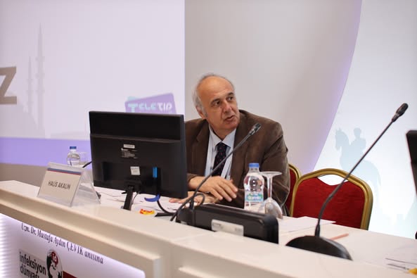 İNFEKSİYON DÜNYASI ÇALIŞTAYI 2023’ün “DİRENÇLİ MİKROORGANİZMALAR” oturumu, Prof. Dr. Halis AKALIN’ın başkanlığında, Doç. Dr. Güle ÇINAR “Gram-Pozitif Bakterilerde Direnç Sorunu” ve Prof. Dr. Murat AKOVA “Gram-Negatif Bakterilerde Direnç Sorunu” sunumlarını gerçekleştirdiler.