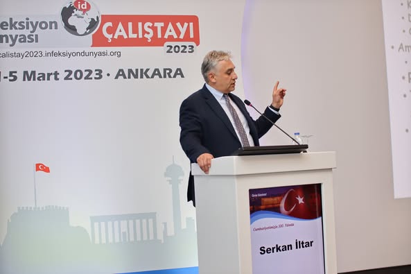 İNFEKSİYON DÜNYASI ÇALIŞTAYI 2023’ün “PROTEZ İNFEKSİYONLARI” oturumunda Prof. Dr. Cemal BULUT’un başkanlığında, Doç. Dr. Fatma ESER “Tanı ve Antibiyotik Tedavisi” ve Prof. Dr. Serkan İLTAR “Cerrahi Yaklaşım” sunumlarını gerçekleştirdiler.