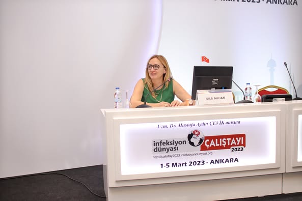 İNFEKSİYON DÜNYASI ÇALIŞTAYI 2023’ün “CUMHURİYETİMİZİN 100.YILINDA DİĞER ÜLKELERLE KARŞILAŞTIRILDIĞINDA HEPATİT B TEDAVİSİNDE 2030 HEDEFİNE KİM DAHA YAKIN, NEDEN?” oturumunda, Prof. Dr. Sıla AKHAN’ın başkanlığında, Prof. Dr. Süda TEKİN “Epidemiyolojisi ve Klinik Seyrinde Neler Değişti?”, Prof. Dr. Ramazan İDİLMAN “Hepatit B ve Steatoz Ne Kadar Önemli?” ve Doç. Dr. Esra KAYA KILIÇ “Hepatit D İçin Tam Eradikasyon Çözümleri Sona Yaklaşıyor Mu?” sunumlarını gerçekleştirdiler.  