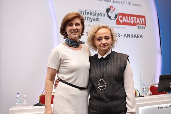 İNFEKSİYON DÜNYASI ÇALIŞTAYI 2023’ün “ANTİRETROVİRAL TEDAVİ NEREYE GİDİYOR?” Oturumunda Prof. Dr. Deniz GÖKENGİN’in başkanlığında, Dr. Mike YOULE “Antiretroviral Tedavinin Geleceği (The Future Of Antiretroviral Treatment)” ve Dr. Giovanni GUARALDİ “Yaşlanan Hastada En Doğru Antiretroviral Tedavinin Seçimi (Optimizing Antiretroviral Treatment In An Aging Patient)” sunumlarını gerçekleştirdiler.