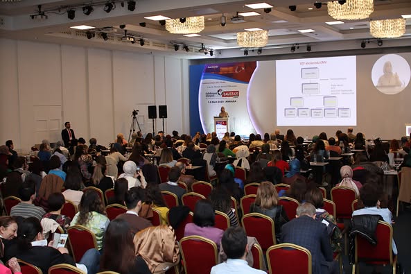 İNFEKSİYON DÜNYASI ÇALIŞTAYI 2023’ün “SÜREGEN HERPES VİRUS İNFEKSİYONLARI” oturumunda Prof. Dr. Hande ARSLAN’ın başkanlığında, Prof. Dr. Hande ARSLAN “CMV”, Doç. Dr. Ahmet Çağkan İNKAYA “EBV” ve Prof. Dr. Dilara İNAN “Diğer Herpes İnfeksiyonları” sunumlarını gerçekleştirdiler.