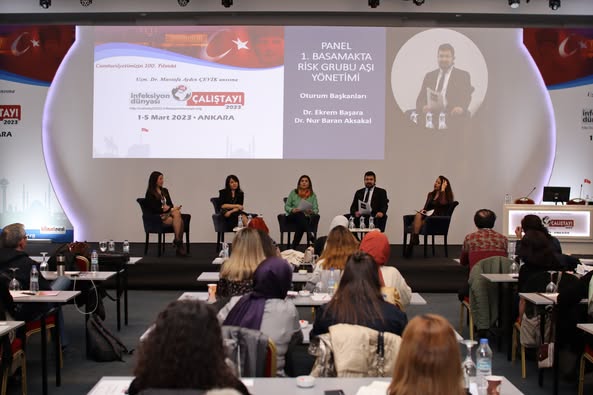 İNFEKSİYON DÜNYASI ÇALIŞTAYI 2023’ün “AKILCI ANTİBİYOTİK KULLANIMI, BİRİNCİ BASAMAKTA ANTİMİKROBİYAL YÖNETİŞİM” oturumunda Prof. Dr. Serhat ÜNAL’ın başkanlığında, Ecz. Mesil AKSOY “Antibiyotik Kullanımında Güncel Durum”, Prof. Dr. Anıl TAPISIZ “Üst Solunum Yolu İnfeksiyonlarında Akılcı Antibiyotik Kullanımı” ve Prof. Dr. Günay TUNCER ERTEM “Alt Solunum Yolu İnfeksiyonlarında Akılcı Antibiyotik Kullanımı” sunumlarını gerçekleştirdiler.