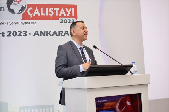 İNFEKSİYON DÜNYASI ÇALIŞTAYI 2023’ün “MANTAR İNFEKSİYONLARI” oturumunda Prof. Dr. Ömrüm UZUN’un başkanlığında, Prof. Dr. Sevtap ARIKAN AKDAĞLI “Candida Auris: Ne Yapmalı, Nasıl Yapmalı?” ve Prof. Dr. Gökhan METAN “Solunum Virüsleri ve İnvaziv Pulmoner Aspergillosis” sunumlarını gerçekleştirdiler.
