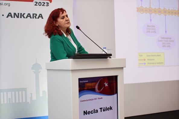 İNFEKSİYON DÜNYASI ÇALIŞTAYI 2023’ün “İNFEKSİYON HASTALIKLARININ YENİ YÜZYILI” oturumunda Prof. Dr. Necla TÜLEK’in başkanlığında, Prof. Dr. Ahmet BAŞUSTAOĞLU “Salgınlar Nereye Gidecek?”, Prof. Dr. Barış OTLU “Tanıda Gelecekten Beklentiler” ve Prof. Dr. Necla TÜLEK “Tedavide Gelecekten Beklentiler”sunumlarını gerçekleştirdiler.