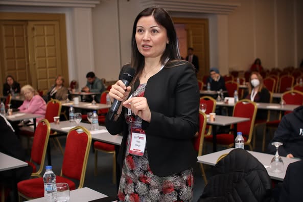 İNFEKSİYON DÜNYASI ÇALIŞTAYI 2023’ün “EKSİK AŞI TAMAMLAMA” oturumunda Prof. Dr. Zafer ECEVİT’in başkanlığında, Prof. Dr. Songül YALÇIN sunumunu gerçekleştirdi. 
Ardından Çalıştay Başkanı Prof. Dr. Serhat ÜNAL ve Çalıştay Sekreteri Prof. Dr. Sıla AKHAN’ın kapanış konuşmalarıyla kongremiz sona erdi.
İNFEKSİYON DÜNYASI ÇALIŞTAYI 2023’de yer alan katılımcılarımız başta olmak üzere görevli oturum başkanı ve konuşmacılarımıza katkılarından dolayı en derin şükranlarımızı sunuyoruz.
İNFEKSİYON DÜNYASI ÇALIŞTAYI 2024, 28 Şubat – 3 Mart 2024’te görüşmek üzere…