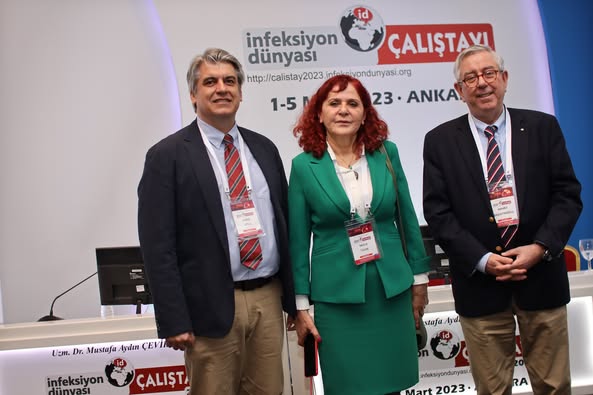 İNFEKSİYON DÜNYASI ÇALIŞTAYI 2023’ün “İNFEKSİYON HASTALIKLARININ YENİ YÜZYILI” oturumunda Prof. Dr. Necla TÜLEK’in başkanlığında, Prof. Dr. Ahmet BAŞUSTAOĞLU “Salgınlar Nereye Gidecek?”, Prof. Dr. Barış OTLU “Tanıda Gelecekten Beklentiler” ve Prof. Dr. Necla TÜLEK “Tedavide Gelecekten Beklentiler”sunumlarını gerçekleştirdiler.