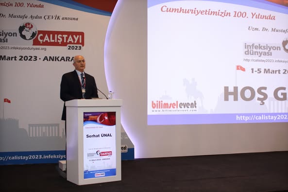 İNFEKSİYON DÜNYASI ÇALIŞTAYI 2023, saygı duruşu ve İstiklal Marşımızın ardından Prof. Dr. Serhat ÜNAL ve Prof. Dr. Erdal AKALIN’nın açılış konuşmalarıyla 2 Mart 2023, Perşembe günü saat 09.00’da Wyndham Otel, Ankara’da başladı. 