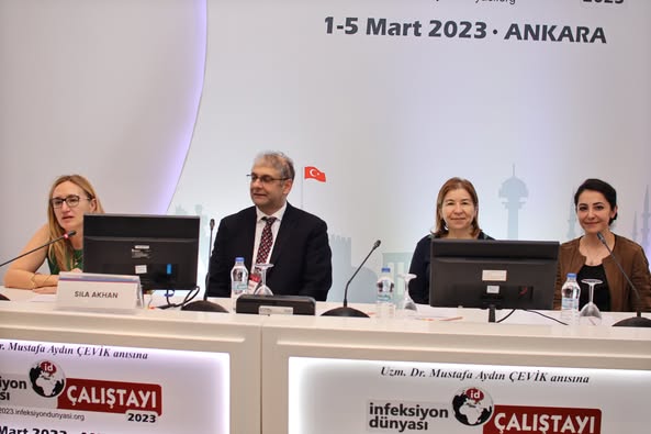 İNFEKSİYON DÜNYASI ÇALIŞTAYI 2023’ün “CUMHURİYETİMİZİN 100.YILINDA DİĞER ÜLKELERLE KARŞILAŞTIRILDIĞINDA HEPATİT B TEDAVİSİNDE 2030 HEDEFİNE KİM DAHA YAKIN, NEDEN?” oturumunda, Prof. Dr. Sıla AKHAN’ın başkanlığında, Prof. Dr. Süda TEKİN “Epidemiyolojisi ve Klinik Seyrinde Neler Değişti?”, Prof. Dr. Ramazan İDİLMAN “Hepatit B ve Steatoz Ne Kadar Önemli?” ve Doç. Dr. Esra KAYA KILIÇ “Hepatit D İçin Tam Eradikasyon Çözümleri Sona Yaklaşıyor Mu?” sunumlarını gerçekleştirdiler.  