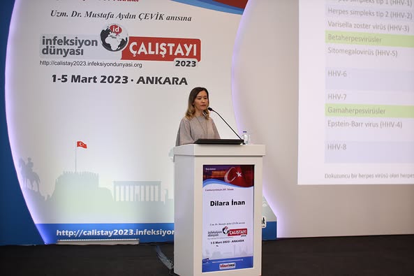 İNFEKSİYON DÜNYASI ÇALIŞTAYI 2023’ün “SÜREGEN HERPES VİRUS İNFEKSİYONLARI” oturumunda Prof. Dr. Hande ARSLAN’ın başkanlığında, Prof. Dr. Hande ARSLAN “CMV”, Doç. Dr. Ahmet Çağkan İNKAYA “EBV” ve Prof. Dr. Dilara İNAN “Diğer Herpes İnfeksiyonları” sunumlarını gerçekleştirdiler.
