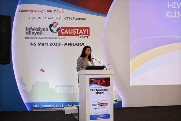 İNFEKSİYON DÜNYASI ÇALIŞTAYI 2023’ün “HIV KÜRÜNE DOĞRU” oturumunda Prof. Dr. Yeşim TAŞOVA’nın başkanlığında, Prof. Dr. Taner YILDIRMAK “HIV Kürünün Önündeki Engeller” ve Doç. Dr. Elif TÜKENMEZ TİGEN “Klinik Stratejiler” sunumlarını gerçekleştirdiler.