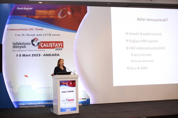 İNFEKSİYON DÜNYASI ÇALIŞTAYI 2023’ün “CUMHURİYETİMİZİN 100.YILINDA DİĞER ÜLKELERLE KARŞILAŞTIRILDIĞINDA HEPATİT B TEDAVİSİNDE 2030 HEDEFİNE KİM DAHA YAKIN, NEDEN?” oturumunda, Prof. Dr. Sıla AKHAN’ın başkanlığında, Prof. Dr. Süda TEKİN “Epidemiyolojisi ve Klinik Seyrinde Neler Değişti?”, Prof. Dr. Ramazan İDİLMAN “Hepatit B ve Steatoz Ne Kadar Önemli?” ve Doç. Dr. Esra KAYA KILIÇ “Hepatit D İçin Tam Eradikasyon Çözümleri Sona Yaklaşıyor Mu?” sunumlarını gerçekleştirdiler.  