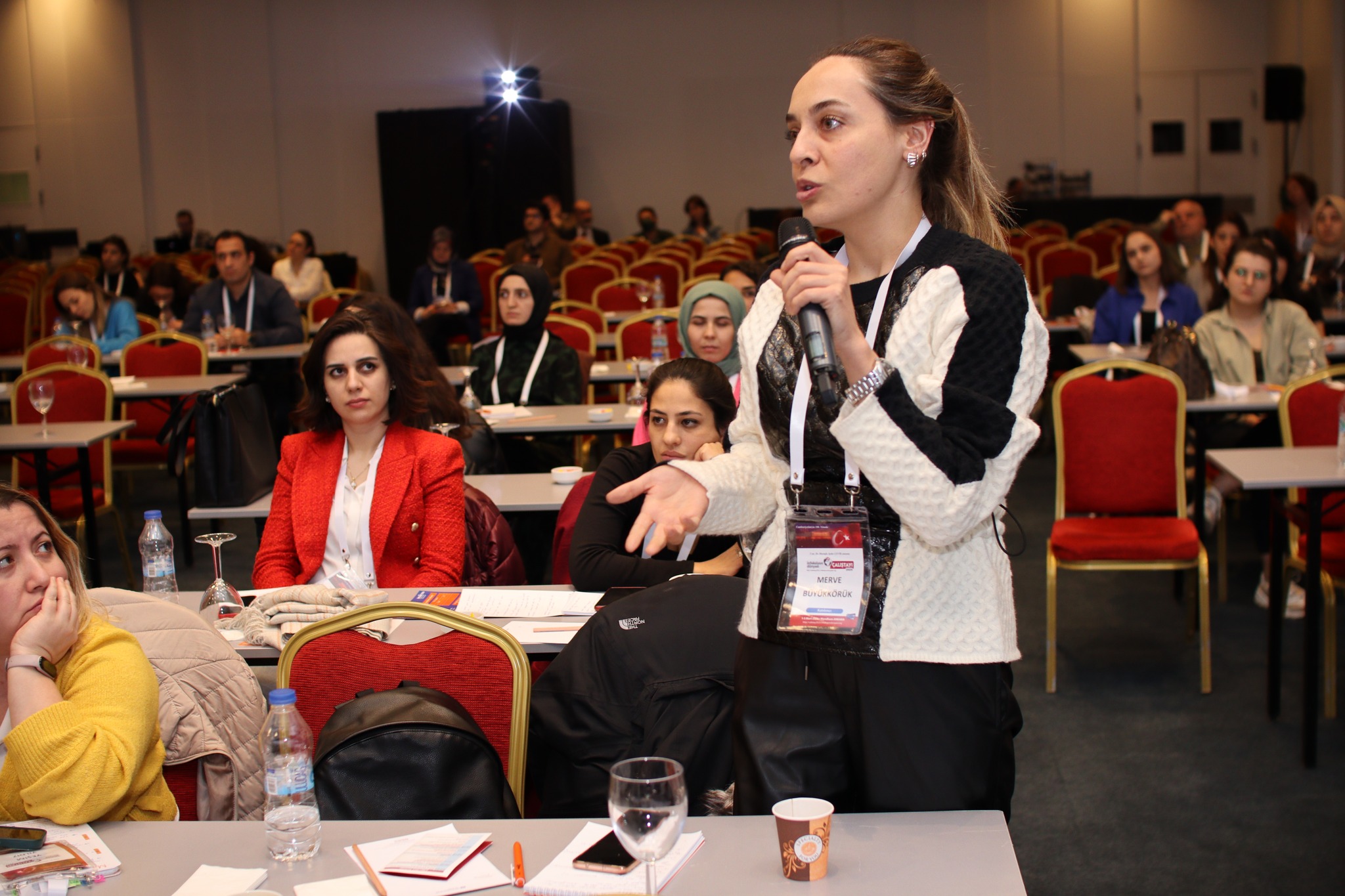 İNFEKSİYON DÜNYASI ÇALIŞTAYI 2023’ün “CUMHURİYETİMİZİN 100.YILINDA DİĞER ÜLKELERLE KARŞILAŞTIRILDIĞINDA HEPATİT B TEDAVİSİNDE 2030 HEDEFİNE KİM DAHA YAKIN, NEDEN?” oturumunda, Prof. Dr. Sıla AKHAN’ın başkanlığında, Prof. Dr. Süda TEKİN “Epidemiyolojisi ve Klinik Seyrinde Neler Değişti?”, Prof. Dr. Ramazan İDİLMAN “Hepatit B ve Steatoz Ne Kadar Önemli?” ve Doç. Dr. Esra KAYA KILIÇ “Hepatit D İçin Tam Eradikasyon Çözümleri Sona Yaklaşıyor Mu?” sunumlarını gerçekleştirdiler.  
