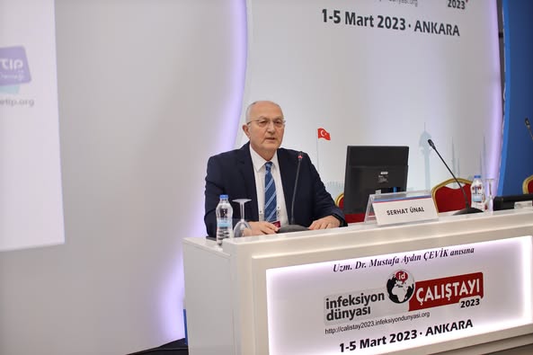 İNFEKSİYON DÜNYASI ÇALIŞTAYI 2023’ün “AKILCI ANTİBİYOTİK KULLANIMI, BİRİNCİ BASAMAKTA ANTİMİKROBİYAL YÖNETİŞİM” oturumunda Prof. Dr. Serhat ÜNAL’ın başkanlığında, Ecz. Mesil AKSOY “Antibiyotik Kullanımında Güncel Durum”, Prof. Dr. Anıl TAPISIZ “Üst Solunum Yolu İnfeksiyonlarında Akılcı Antibiyotik Kullanımı” ve Prof. Dr. Günay TUNCER ERTEM “Alt Solunum Yolu İnfeksiyonlarında Akılcı Antibiyotik Kullanımı” sunumlarını gerçekleştirdiler.