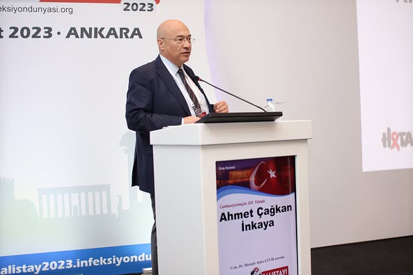 İNFEKSİYON DÜNYASI ÇALIŞTAYI 2023’ün “SÜREGEN HERPES VİRUS İNFEKSİYONLARI” oturumunda Prof. Dr. Hande ARSLAN’ın başkanlığında, Prof. Dr. Hande ARSLAN “CMV”, Doç. Dr. Ahmet Çağkan İNKAYA “EBV” ve Prof. Dr. Dilara İNAN “Diğer Herpes İnfeksiyonları” sunumlarını gerçekleştirdiler.