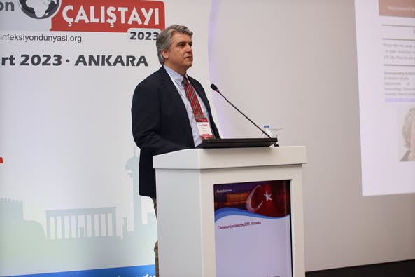 İNFEKSİYON DÜNYASI ÇALIŞTAYI 2023’ün “İNFEKSİYON HASTALIKLARININ YENİ YÜZYILI” oturumunda Prof. Dr. Necla TÜLEK’in başkanlığında, Prof. Dr. Ahmet BAŞUSTAOĞLU “Salgınlar Nereye Gidecek?”, Prof. Dr. Barış OTLU “Tanıda Gelecekten Beklentiler” ve Prof. Dr. Necla TÜLEK “Tedavide Gelecekten Beklentiler”sunumlarını gerçekleştirdiler.